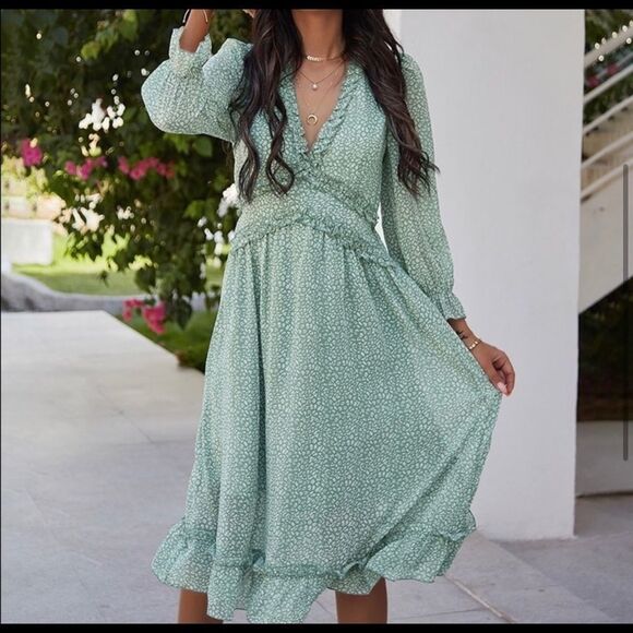 Ruffled Long Sleeve Green and White Dress - Picture 10 of 12